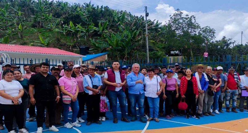 Productores de caña recibiendo asistencia técnica para mejorar la producción de panela en Cundinamarca.