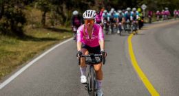 Ciclistas recorriendo los paisajes de Guatavita durante el Giro d’Italia en Cundinamarca.