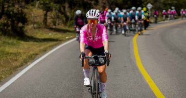 Ciclistas recorriendo los paisajes de Guatavita durante el Giro d’Italia en Cundinamarca.