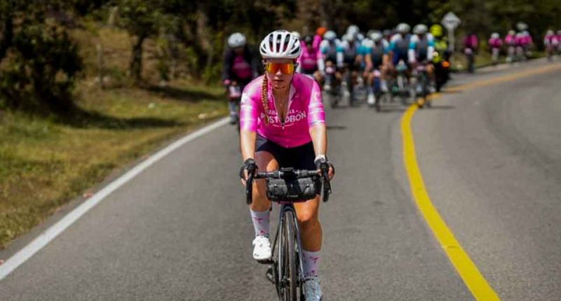 Ciclistas recorriendo los paisajes de Guatavita durante el Giro d’Italia en Cundinamarca.
