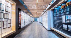 Fachada y exhibición histórica del nuevo museo de la Empresa de Licores de Cundinamarca.