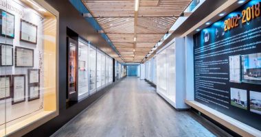 Fachada y exhibición histórica del nuevo museo de la Empresa de Licores de Cundinamarca.