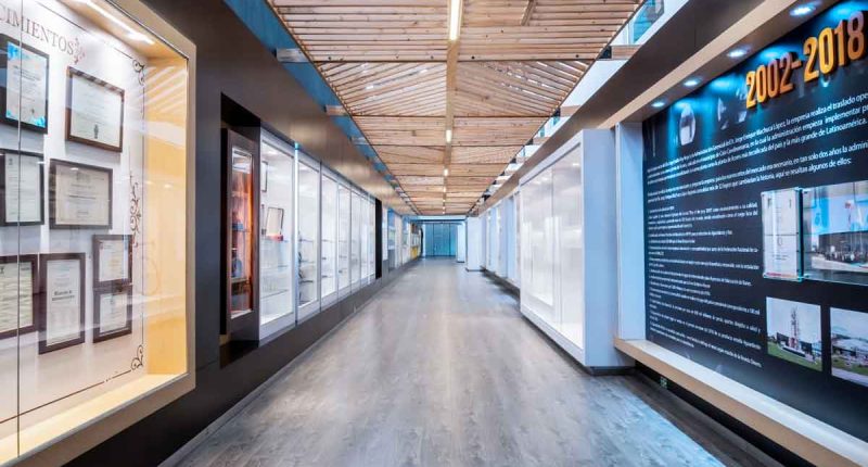 Fachada y exhibición histórica del nuevo museo de la Empresa de Licores de Cundinamarca.
