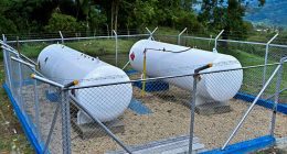 Operarios instalando tubería de gas natural en las veredas de Silvania, Cundinamarca.