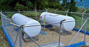 Operarios instalando tubería de gas natural en las veredas de Silvania, Cundinamarca.