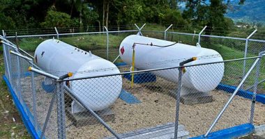 Operarios instalando tubería de gas natural en las veredas de Silvania, Cundinamarca.