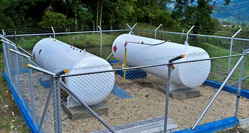 Operarios instalando tubería de gas natural en las veredas de Silvania, Cundinamarca.