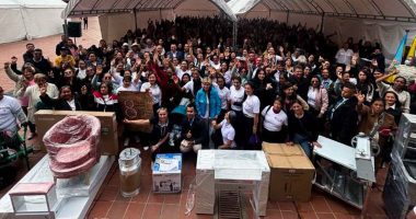 Entrega de equipos y herramientas a mujeres emprendedoras de Cundinamarca en la Plazoleta de la Paz.