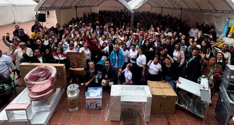 Entrega de equipos y herramientas a mujeres emprendedoras de Cundinamarca en la Plazoleta de la Paz.