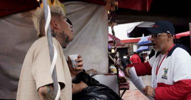 Funcionarios de la Alcaldía de Soacha notificando a vendedores informales en el puente peatonal de San Mateo sector Unisur para recuperación de espacio público.