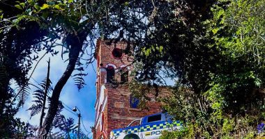 Policías y soldados del Ejército Nacional garantizando la seguridad en Cundinamarca durante una procesión.