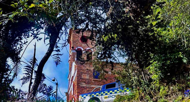 Policías y soldados del Ejército Nacional garantizando la seguridad en Cundinamarca durante una procesión.