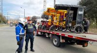 Agentes de tránsito de Soacha realizando inspección documental a conductores de bicitaxi en un operativo de movilidad.