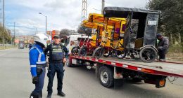 Agentes de tránsito de Soacha realizando inspección documental a conductores de bicitaxi en un operativo de movilidad.