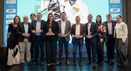 El alcalde Julián Sánchez ‘Perico’ recibiendo el reconocimiento por el avance en recaudo y gestión fiscal de Soacha.