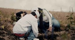 Habitantes de Soacha y equipo de la alcaldía sembrando 10.000 árboles en el predio El Prado para la restauración ecológica.