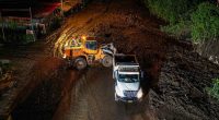 Maquinaria de la Gobernación de Cundinamarca trabajando en el despeje de la vía Mosquera - La Mesa por deslizamiento de tierra.