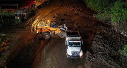 Maquinaria de la Gobernación de Cundinamarca trabajando en el despeje de la vía Mosquera - La Mesa por deslizamiento de tierra.