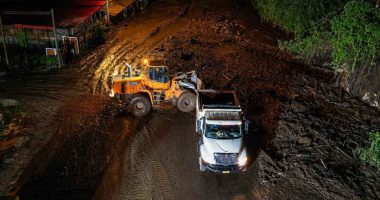 Maquinaria de la Gobernación de Cundinamarca trabajando en el despeje de la vía Mosquera - La Mesa por deslizamiento de tierra.