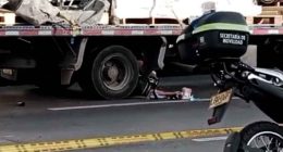 Autoridades de tránsito atendiendo el fatal accidente en la NQS con calle 47 en Bogotá.