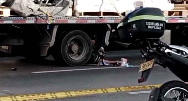 Autoridades de tránsito atendiendo el fatal accidente en la NQS con calle 47 en Bogotá.