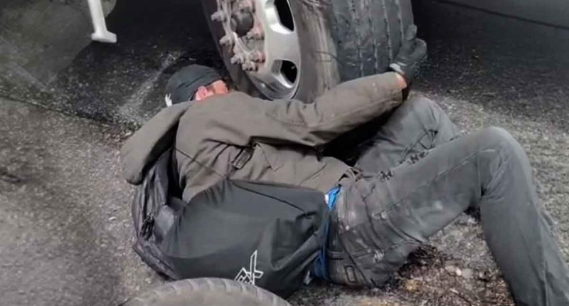 Autoridades atendiendo el grave accidente en el Tunal entre una tractomula y una motocicleta.