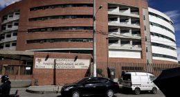 Personal médico atendiendo de urgencia a pacientes en un hospital público para mitigar la crisis de salud en Soacha.