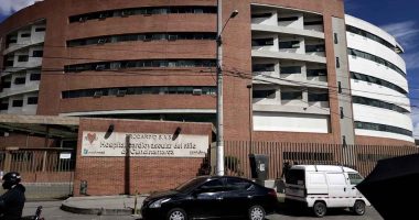 Personal médico atendiendo de urgencia a pacientes en un hospital público para mitigar la crisis de salud en Soacha.