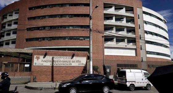 Personal médico atendiendo de urgencia a pacientes en un hospital público para mitigar la crisis de salud en Soacha.