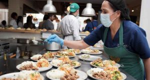 Entrega de complementos nutricionales y programas de inclusión social en Cundinamarca para combatir la desnutrición.