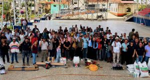 Campesinos recibiendo herramientas y asistencia para mejorar la productividad agropecuaria en Cundinamarca.