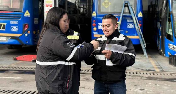 Ciudadanos asistiendo a la feria de empleo en Soacha para aplicar a vacantes de conductores y técnicos.