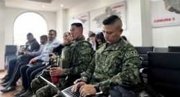 Autoridades de tránsito y policía coordinando operativos para garantizar la seguridad en Soacha durante las votaciones.