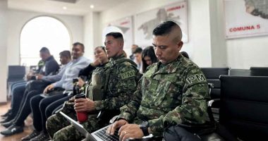 Autoridades de tránsito y policía coordinando operativos para garantizar la seguridad en Soacha durante las votaciones.