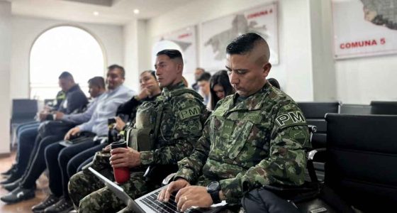 Autoridades de tránsito y policía coordinando operativos para garantizar la seguridad en Soacha durante las votaciones.