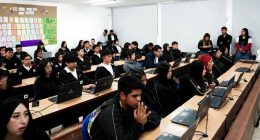 Estudiantes de un colegio oficial recibiendo computadores nuevos para fortalecer la educación en Soacha.