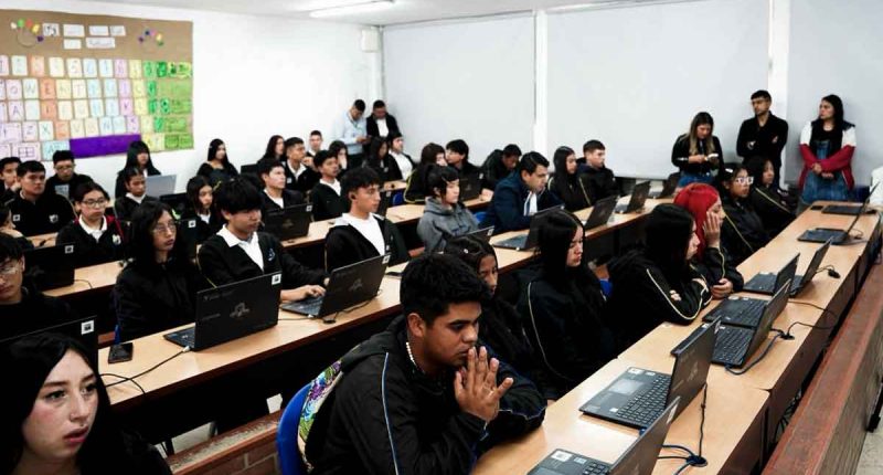 Estudiantes de un colegio oficial recibiendo computadores nuevos para fortalecer la educación en Soacha.