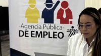 Ciudadanos participando en la feria de empleo en Soacha organizada por la Alcaldía y el SENA.