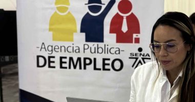 Ciudadanos participando en la feria de empleo en Soacha organizada por la Alcaldía y el SENA.