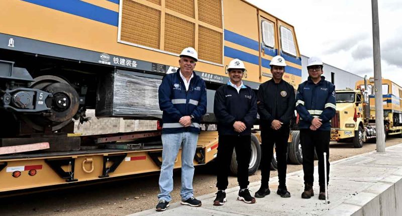 Locomotoras y bateadora férrea en el patio taller de Facatativá para la construcción del RegioTram de Occidente.
