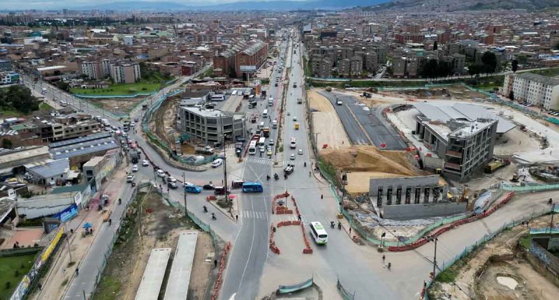 Obras de construcción de las fases II y III de TransMilenio en Soacha sobre la Autopista Sur.