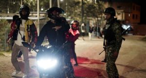 Unidades del Ejército y la Policía Metropolitana desplegadas en la comuna 4 para fortalecer la seguridad en Soacha.