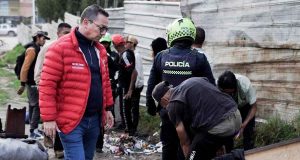 Unidades de la Policía y la Alcaldía de Soacha realizando el desmonte de estructuras informales en el sector de Terragrande durante el Plan Cazador.