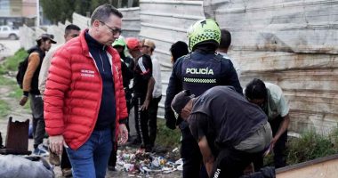 Unidades de la Policía y la Alcaldía de Soacha realizando el desmonte de estructuras informales en el sector de Terragrande durante el Plan Cazador.
