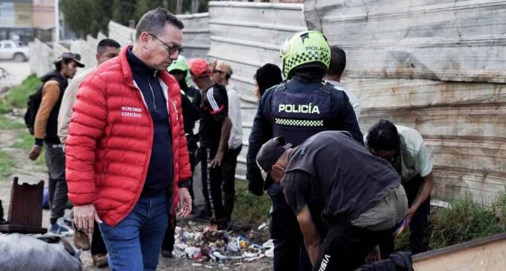 Unidades de la Policía y la Alcaldía de Soacha realizando el desmonte de estructuras informales en el sector de Terragrande durante el Plan Cazador.