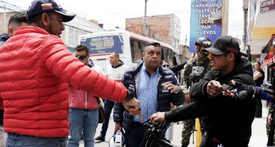Autoridades municipales realizando inspecciones para fortalecer la seguridad en Soacha en el espacio público.