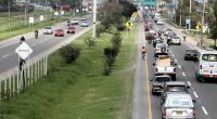 Tránsito de vehículos y controles viales para regular la movilidad en Soacha por reducción de carriles.