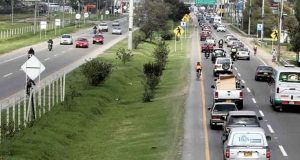 Tránsito de vehículos y controles viales para regular la movilidad en Soacha por reducción de carriles.