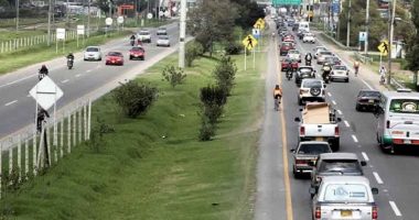 Tránsito de vehículos y controles viales para regular la movilidad en Soacha por reducción de carriles.