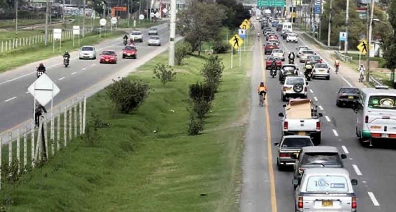 Tránsito de vehículos y controles viales para regular la movilidad en Soacha por reducción de carriles.